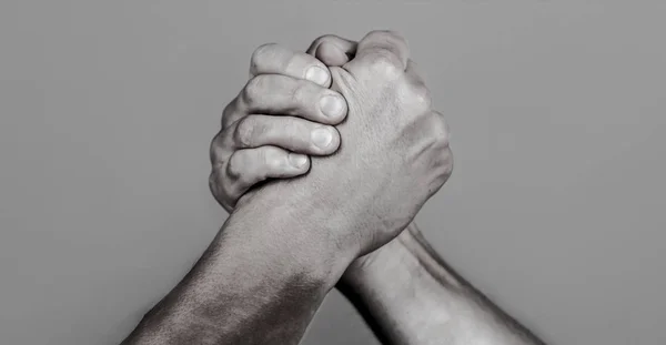 Przyjazny uścisk dłoni, przyjaciele pozdrowienie, pracy zespołowej, przyjaźń. Uścisk dłoni, ramion, przyjaźń. Ręka, rywalizacja, vs, wyzwanie, porównanie siły. Ręką człowieka. Dwóch mężczyzn siłowanie się na rękę. Zapasy broni. Closep się — Zdjęcie stockowe