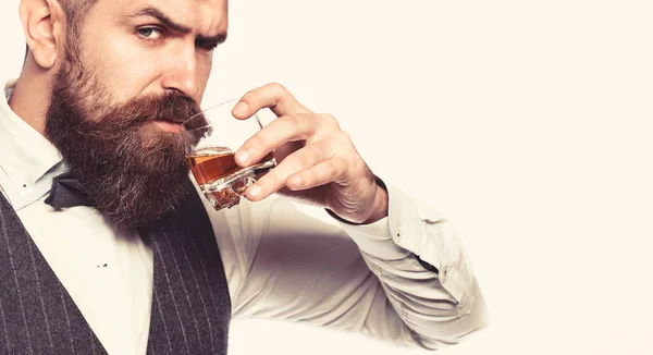 Whisky, brandy, boisson au cognac. Brutal homme barbu avec un verre de whisky, brandy, cognac. Un homme séduisant avec un cognac. Vieux style hipster . — Photo