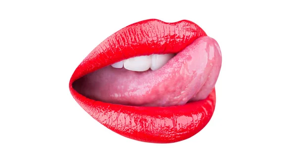 Τα κόκκινα χείλη, κραγιόν και lipgloss. Γλώσσα και σέξι στόμα. Απομονωμένη χείλος, γυναικεία χείλη. Σέξι χείλη, γλώσσα έξω. Όμορφη σέξι γυναίκα, γυμνό κορίτσι. Κλείστε επάνω, μακροεντολή με όμορφο στόμα, απομονωμένο — Φωτογραφία Αρχείου
