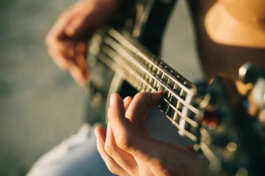 Gitar. Gitar çalmak. Canlı müzik arka plan. Müzik Festivali. Alet üstünde sahne ve müzik grubu. Müzik konsepti. Elektro gitar. Enstrüman sahnede ve Grup