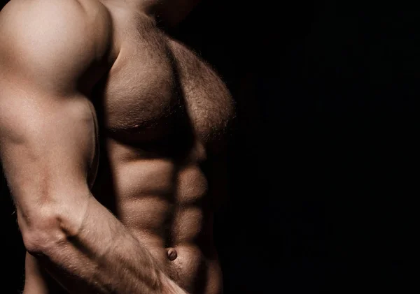 Altı paketi, abs, güçlü göğüs. Seksi kaslı erkek gövde altı paketleri, AB atletik erkek çıplak göğüs ve ellerinde güçlü pazı ile eğitim. Güçlü erkek, gövde adam. Sporcu, kaslar, atlet, çıplak tors