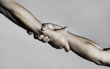 Kurtarma, yardım jest veya eller. Güçlü tutun. İki eli, yardım eli, bir arkadaş. El sıkışma, silah, dostluk. Dost el sıkışma, tebrik, ekip çalışması, dostluk arkadaşlar. Yakın çekim. Siyah ve beyaz