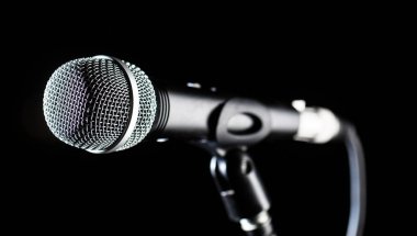 Mikrofon, mikrofon, karaoke, konser, ses müzik. Vokal ses mikrofon bleck arka plan üzerinde. Karaokes, mikrofonlar şarkıcı. Canlı müzik, ses ekipmanları. Closeup mikrofon. Karaoke konser, sing se
