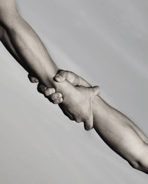 İki eli, yardım eli, bir arkadaş. Kurtarma, yardım jest veya eller. Güçlü tutun. El sıkışma, silah, dostluk. Dost el sıkışma, tebrik, ekip çalışması, dostluk arkadaşlar. Yakın çekim. Siyah ve beyaz