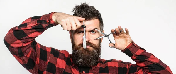 Tijeras de peluquería y navaja de afeitar, barbería. Corte de pelo para hombre, afeitado. Hombre barbudo, barba larga, brutal, hipster caucásico con bigote. Peluquería vintage — Foto de Stock