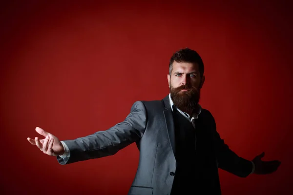 Succès, richesse, luxe. Un homme riche en costume. Portrait de jeune homme attractif en costume d'affaires. Élégant riche mâle bercé. Barbe de Macho — Photo