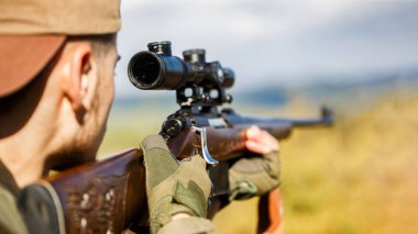 Avcı hedefliyor. Hedef nişan nişan. Avcı adam. Av dönemi. Bir silah olan bir erkek. Yakın çekim. Avlanmayı avcı av silah ve av formu ile. Ava adamdır. Av tüfeği avlamak