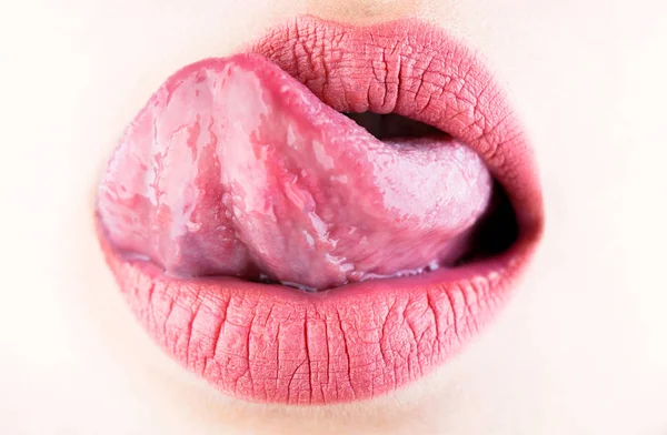 Tong en sexy mond. Textuur lip, macro, geïsoleerd, mode. Lippen verzorging en schoonheid, textuur. Vrouw lip vrouwelijke lippen, sensuele make-up, sexy tong. Close-up, macro met mooie mond. Auto van de huid — Stockfoto