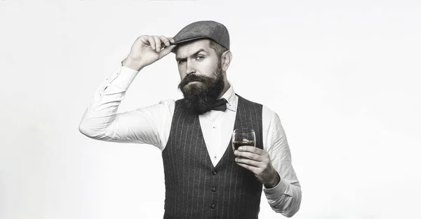 Dégustation, dégustation. Un homme barbu tient un verre de brandy. Homme barbu en costume et buvant whisky, brandy, cognac. Barbu et verre de whisky. Sommelier goûte drin cher — Photo