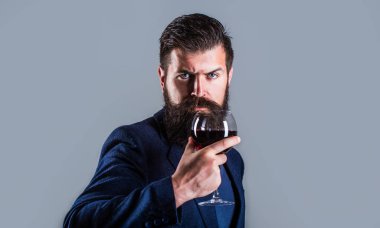 Sommelier, şarap, şarap, Erkek winemaker camlı Melul'un. Şampanya elinde tutan adam. Bir bardak kırmızı şarap onun elinde olan adam. Sakallı adam, kırmızı şarap tatma sommelier sakallı,