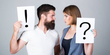 Çift kavga. Soru işareti. Bir kadın ve bir adam bir soru, ünlem işareti. İki insan arasında kavga. Düşünceli erkek ve düşünceli bir kadın. Karı koca değil söz, kavga içinde olmak