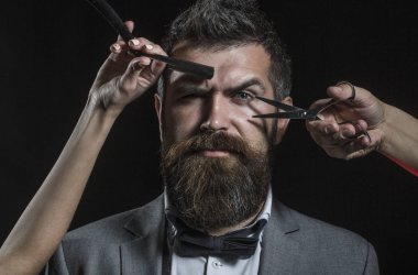 Makas ve ustura, berber berber. Erkek saç kesimi, tıraş. Sakallı adam, uzun sakallı, acımasız, beyaz hipster bıyıklı. Vintage barbersho