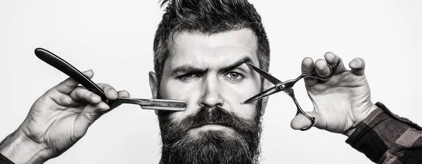 Homem barbudo, homem barbudo. Retrato de barba de homem elegante. Tesoura de barbeiro e navalha, barbearia. Barbearia vintage, barbear — Fotografia de Stock