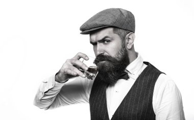 Takım elbise ve içme viski, konyak, konyak sakallı adam. Sakallı ve bardak viski. Sommelier pahalı içki tadı. Bardak içecek ile ceketli yakışıklı adamı. Siyah ve beyaz