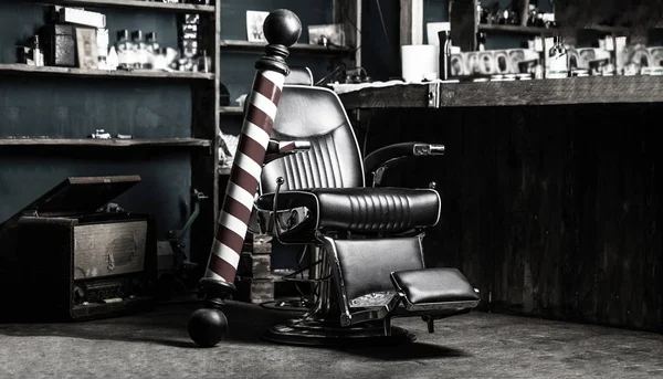 Logo de la barbería, símbolo. Elegante silla de peluquero vintage. Peluquero en barbería interior. Silla de peluquería. Sillón de barbería, salón, peluquería para hombres. Bastón de peluquería. Blanco y negro —  Fotos de Stock