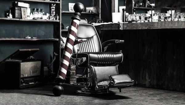 Berber dükkanının logosu, sembol. Şık, klasik berber koltuğu. Berber dükkanında kuaförüm. Berber koltuğu. Berber koltuğu, salon, erkekler için berber dükkanı. Berber dükkânı direği. Siyah ve beyaz