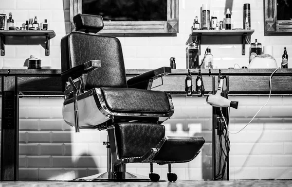Tema Barbería. Peluquero en el interior de la peluquería. Silla de peluquería. Elegante silla de peluquero vintage. Sillón de peluquería, peluquería moderna y peluquería, peluquería para hombres. Blanco y negro — Foto de Stock