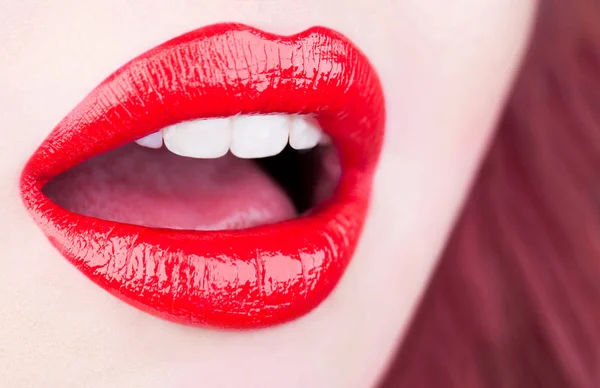 Labios rojos, labios sexys. Hermoso maquillaje, boca sensual. Lápiz labial o brillo de labios. Belleza labios sensuales, labio hermoso, lápiz labial brillante. De cerca, macro con hermosa boca, makeu sensual —  Fotos de Stock