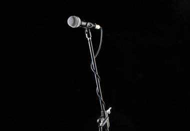 Mikrofon standı, mikrofon ses, closeup mic. Karaoke, konser, ses müzik. Siyah bir zemin üzerine vokal ses mikrofon. Karaokes, mikrofonlar şarkıcı. Canlı müzik, ses ekipmanları, şarkı se