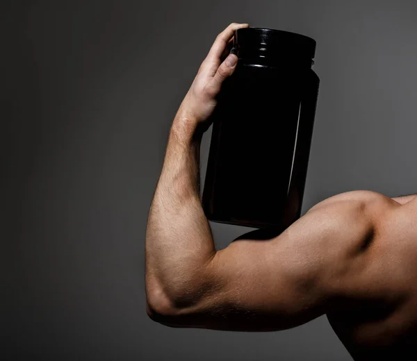 Esteroide, vitamina deportiva, dopaje, anabólico, proteína. Mano muscular, tríceps. Mano fuerte, brazo de hombre, puño. Brazo muscular. Músculos fuertes. Deportista, músculos, atleta, tríceps — Foto de Stock