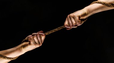 Kurtarma, yardım, yardım jest veya eller. Çatışma, savaş römorkör. İki el, el, kol, dostluk yardım. Ekip çalışması, dostluk. İp, kordon. Bir ip, halat, güç ve determinatio tırmanma tutan el