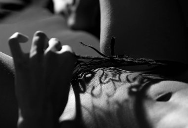 Vajina. Kız mastürbasyon. Seksi kız. Seksi kadın. Kadın mastürbasyon ve kendisi ile oynamaya. Depilasyon kavramı. Kadın için ağda. Lazer epilasyon. Çıplak kadın, çıplak vücut. Siyah ve beyaz.