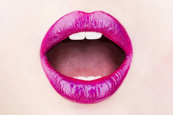 관능적인 입입니다. 아름다움 관능적인 입술입니다. 섹시 한 입술, 입술 케어와 아름다움. 립스틱 또는 립글로스입니다. 아름 다운 부드러운 입술, 립스틱 및 립글로스, 열정. 아름 다운 여성의 입으로 매크로를 닫습니다 — 스톡 사진