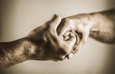 Adam, vesayet, koruma eller yardım. Dost el sıkışma, arkadaşları tebrik. Kurtarma, yardım eli. Erkek el içinde el sıkışma Birleşik. El sıkışma, silah. İki eli, yardım eli bir FRIEN izole kol