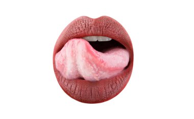 Dil ve seksi ağız. Kadın dudak, kadın dudaklar. Güzel dudak, ruj ve lipgloss, tutkulu, duygusal makyaj. Seksi dudaklar, dil. Güzel ağız ile kadar makro yakın. Şehvetli kız