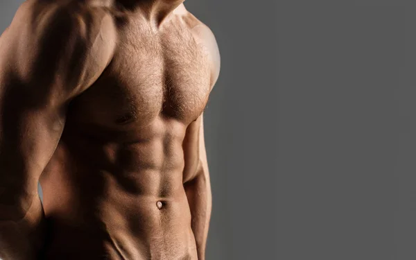 Hombre sexy con cuerpo muscular, torso desnudo. Hombre desnudo, musculoso, torso. Hermoso torso masculino, ab. Atlético caucásico, paquete de seis, músculos del pecho, tríceps. Copiar espacio —  Fotos de Stock