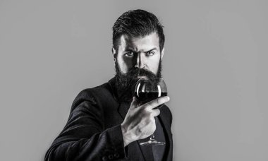 Sommelier, şarap, şarap, Erkek winemaker camlı Melul'un. Şampanya elinde tutan adam. Bir bardak kırmızı şarap onun elinde olan adam. Sakallı adam, kırmızı şarap tatma sommelier sakallı,