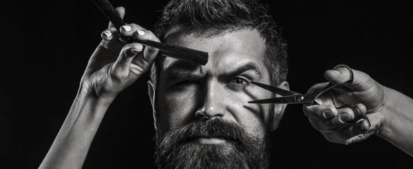 Tesoura de barbeiro e navalha, barbearia. Cortar o cabelo dos homens, barbear. Homem barbudo, barba comprida, brutal, hipster caucasiano com bigode. Barbersho vintage — Fotografia de Stock