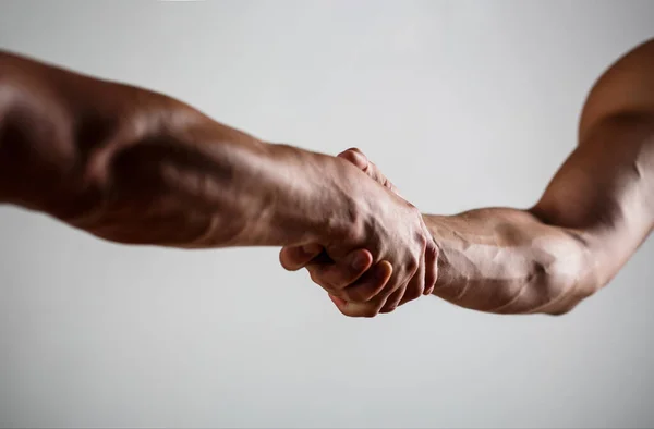 Rescate, ayuda gesto o manos. Aguanta fuerte. Dos manos, ayudando a un amigo. Un apretón de manos, brazos, amistad. Un apretón de manos amistoso, saludo de amigos, trabajo en equipo, amistad. Close-u —  Fotos de Stock