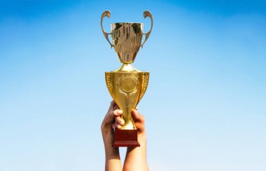 Kazanan, win, Şampiyonlar Kupası, ödül. Holding Kazananlar Altın Kupa şampiyonu. El spor kupayla biri. Altın Kupa Kupası kazanan olarak. Profesyonel şampiyonu. Kazanan takım, Ödülü