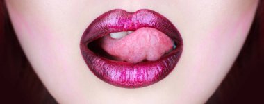 Dil ve seksi ağız. Kadın dudak, kadın dudaklar. Seksi dudaklar, dil. Güzel seksi kadın, çıplak kız. Güzel dudak, ruj ve lipgloss, tutkulu. Güzel ağız ile kadar makro yakın