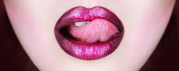 Tong en sexy mond. Vrouw lip, vrouwelijke lippen. Sexy lippen, tong uit. Mooie sexy vrouw, naakt meisje. Mooie lip, lippenstift en lipgloss, gepassioneerd. Close-up, macro met mooie mond — Stockfoto