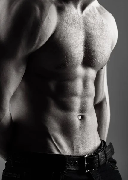 Atlético caucásico, ab, paquete de seis, músculos del pecho, tríceps. Hermoso torso masculino, ab. Hombre sexy, cuerpo desnudo, hombre desnudo. Hombres fuertes, culturistas, musculosos. Cuerpo sexy, hombre desnudo, hombre desnudo, musculoso — Foto de Stock