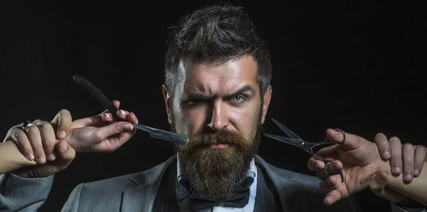 Bearded man, bearded male. Portrait beard man. Barber scissors and straight razor, barber shop. Vintage barbershop, shaving. Mustache men. Beard macho man. — Stock Photo, Image
