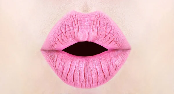 Labios sexys, textura labial. Primer plano de labios naturales sexy con lápiz labial. Maquillaje producto cosmético brillo labial, macro, aislado, moda. Perfección de la boca de la piel concepto perfecto. Cuidado de los labios y belleza, textur —  Fotos de Stock