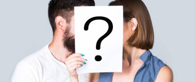 Anonymous, erkek ve kadın soru. Öpücük çift, incognita. Sorunlar ve çözümleri. Çift kavga. İnsanlar arasında kavga. Sorun çift, soru işareti. Holding kağıt soru mar Çift