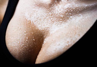 Siyah sutyen seksi kadın meme closeup. Seksi göğüs. Onu sutyen sunan kızın meme kapatın. Kadın iç çamaşırı büyük doğal seksi memeli. Plastik surger