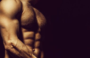 Altı paketi, abs, güçlü göğüs. Seksi kaslı erkek gövde altı paketleri, AB atletik erkek çıplak göğüs ve ellerinde güçlü pazı ile eğitim. Güçlü erkek, gövde adam. Sporcu, kaslar, atlet, çıplak
