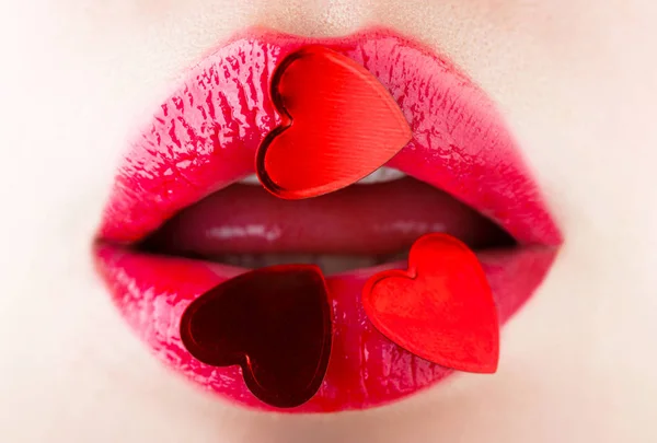 Valentijn hart, kus op de lippen. Make-up, schoonheid sexy lippen met hart. De dag van Valentijnskaarten. Mooie liefde, mak-eup. Rode lip. Rood hart op de lippen, de dag van Valentijnskaarten. Valentine de lip. Glans rode hart li — Stockfoto