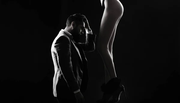 Beine einer Frau in Schuhen bei einem Mann mit Bart. sexy Beine, sexy Arsch, riesigen Hintern. Frauen sexuelle Beine. Sexy Paar, sinnliches Paar, sexuelle intime Momente, leidenschaftliches Paar. Liebe und Beziehungen, dominierend — Stockfoto
