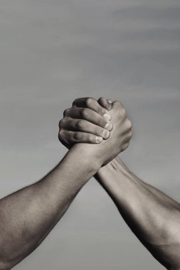 Rekabet, vs, meydan okuma, güç karşılaştırma. İki adam bilek güreşi. Güreş, rekabet silah. Rekabet kavramı - erkek kol güreş yakın. Liderlik kavramı. Siyah ve beyaz