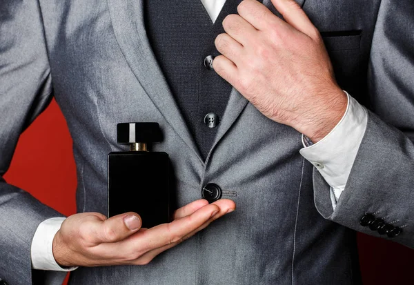 Olor a fragancia. Fragancia masculina, perfumería, cosméticos. Huele a perfume. Un traje caro. El hombre rico prefiere el olor a fragancia caro. Perfume de olor de hombre. Frasco de perfume o colonia. Botella de colonia de moda — Foto de Stock