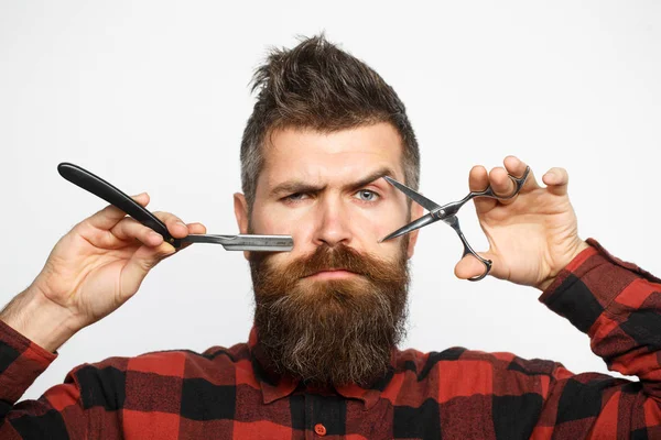 Barber scissors. Mens haircut. Man in barbershop. Bearded man, lush beard, handsome. Hipster, brutal male. Mens haircut. Vintage barbershop, barber shop, shaving. Sexy male, mach — Stock Photo, Image