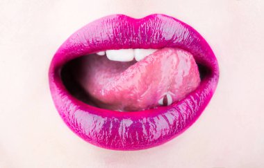 Kadın dudak, kadın dudakları. Dil ve seksi ağız. Güzel dudak, ruj ve lipgloss, tutkulu. Seksi dudaklar, dil dışarı. Yakın çekim, makro güzel MOUT ile