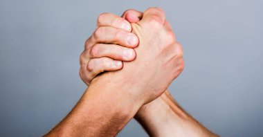 Dost el sıkışması, arkadaşlar tebrik, takım çalışması, dostluk. El sıkışması, silahlar, dostluk. El, rekabet, vs, meydan okuma, dayanıklılık karşılaştırması. Adam eli. İki erkek kol güreşi. Silah güreşi. Closep