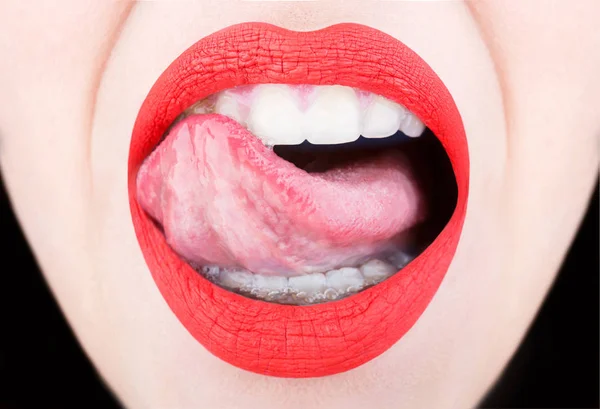 혀와 섹시 한 입. 여자 입술, 여성 입술입니다. 섹시 한 입술, 혀를 밖으로. 아름 다운 섹시 한 여자, 누드 소녀입니다. 레드 립, 립스틱, 립글로스, 열정. 클로즈업, 아름 다운 입으로 매크로. 섹시 한 혀 — 스톡 사진